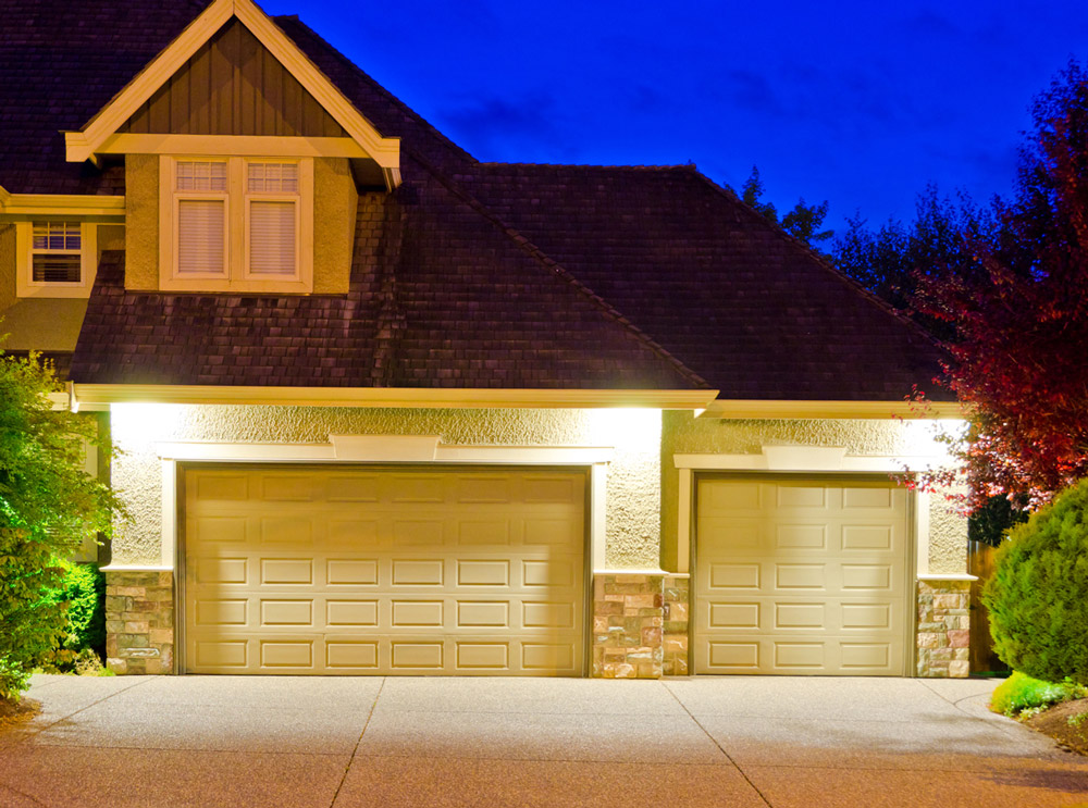 House with lights above 3 car garage